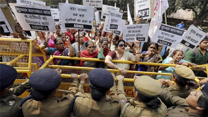 India teenager dies after being raped and set on fire